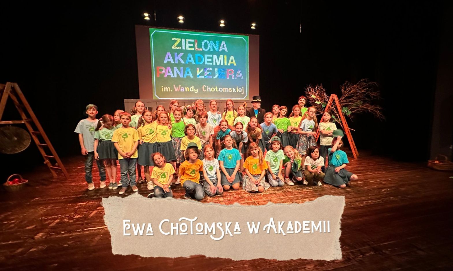 Ewa Chotomska w otoczeniu dzieci z Teatrzyku Piosennego Łejery po spektaklu Zielona Akademia Pana Łejera